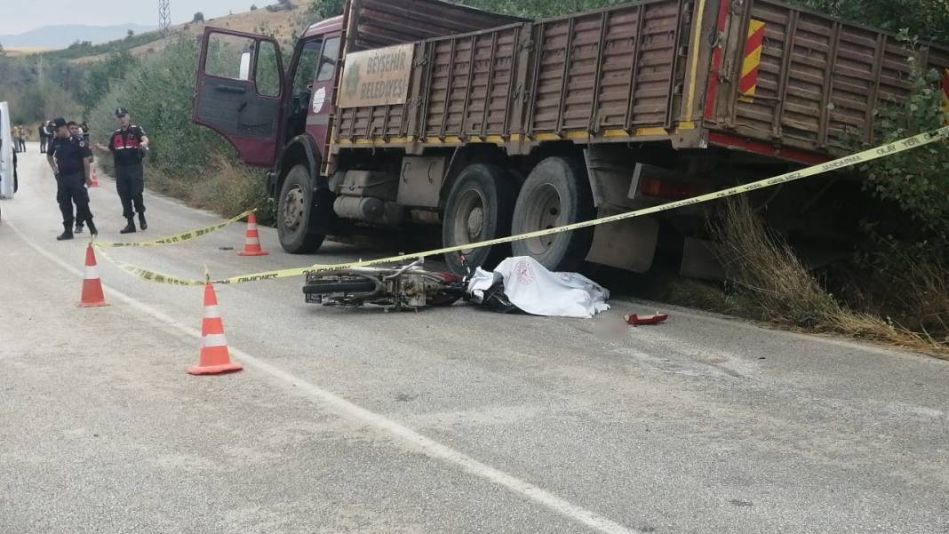 Konya yolunda feci kaza! Belediyeye ait kamyon motosikletli genci ezdi! 3